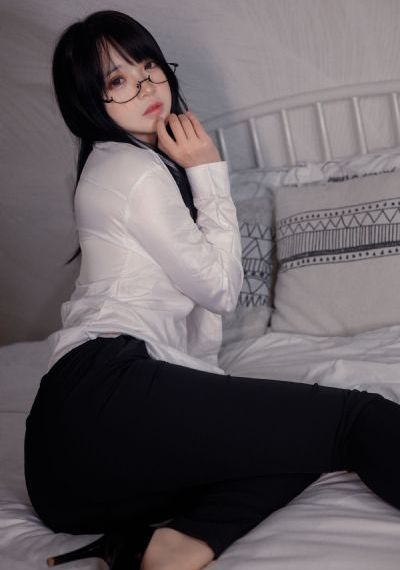 饥渴的熟妇张开腿呻吟_电影无删减版